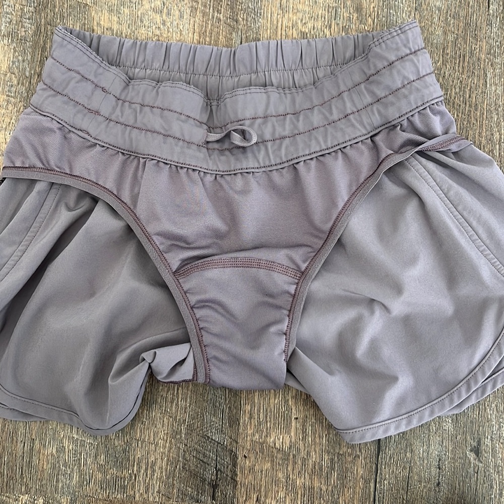 Lululemon Tracker Short - 4” - Size 6 - image 3